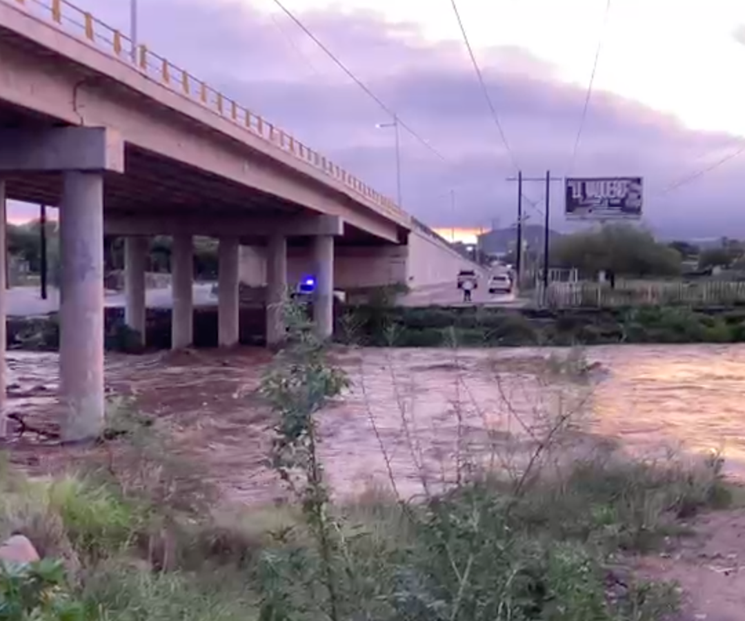 Rescatan a Tres Personas de Arroyo en Hermosillo